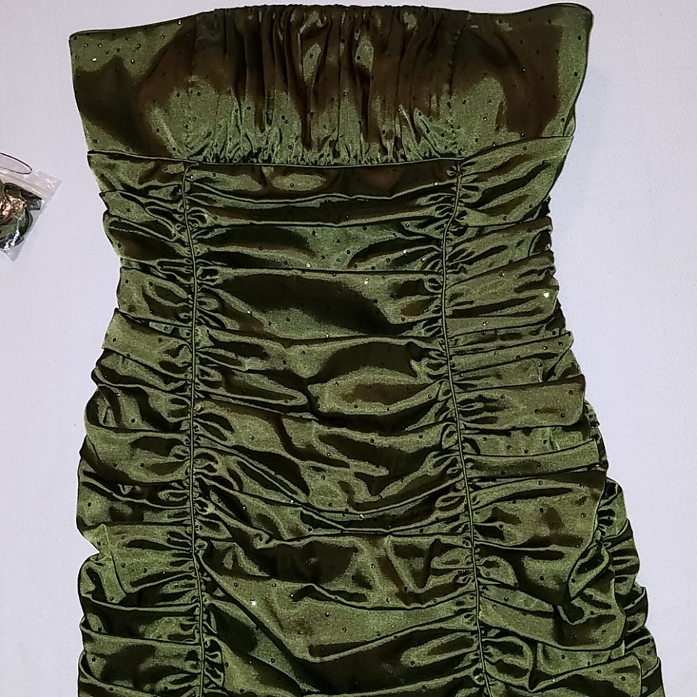 Gorgeous dress! Pics don't do it justice